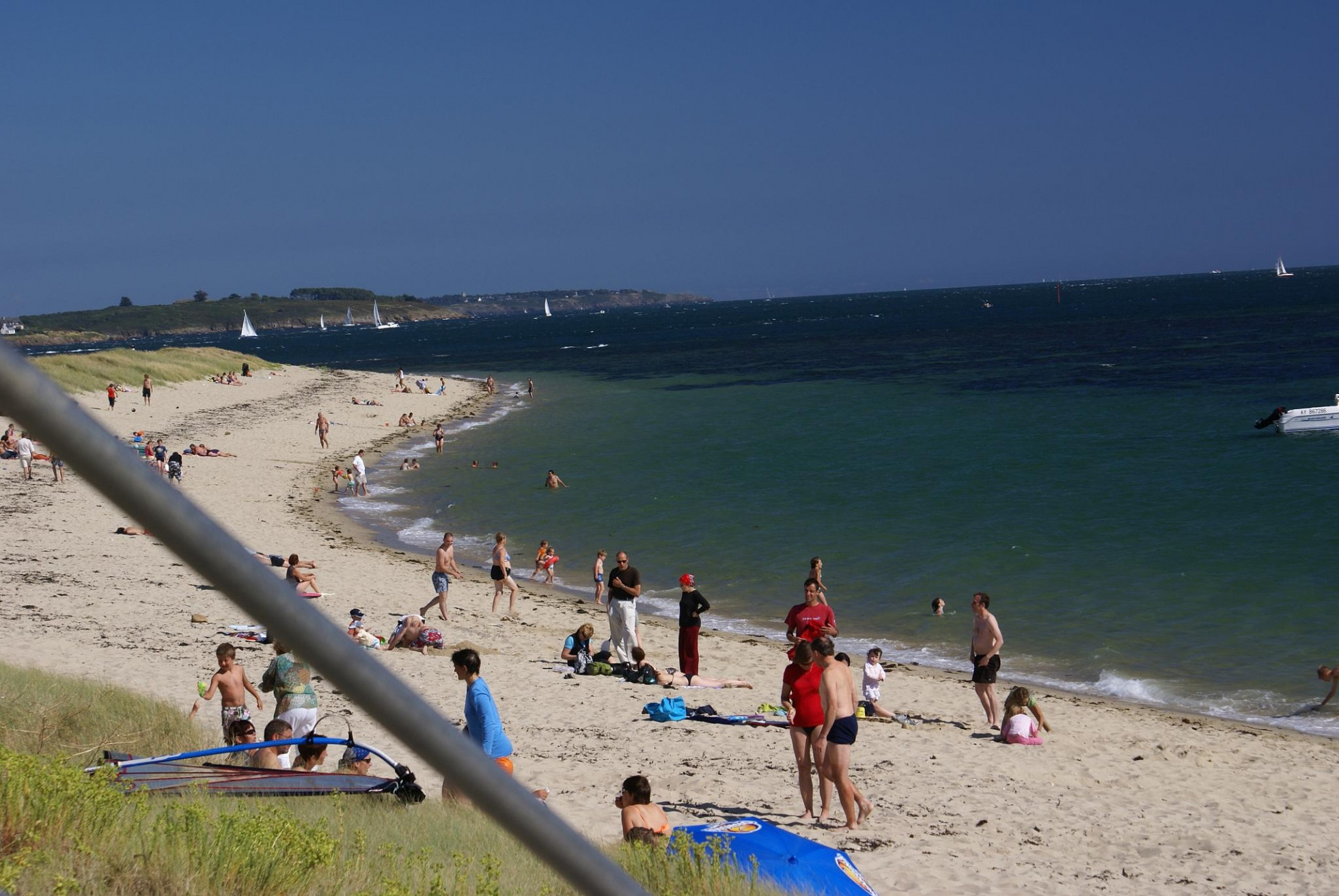 Люди на пляже в Локмариакере, Франция. Фото 3 – фотографии Франции