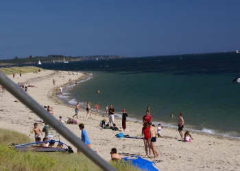 Люди на пляже в Локмариакере, Франция. Фото 3 – фотографии Франции