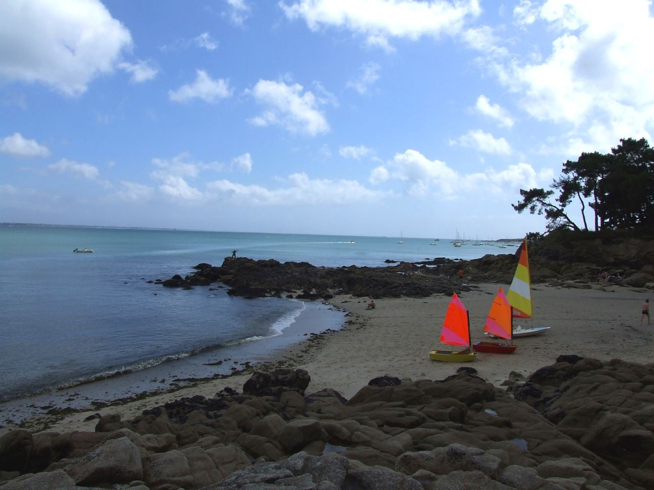 Парусники на пляже в Фуэнане, Франция – фотографии Франции