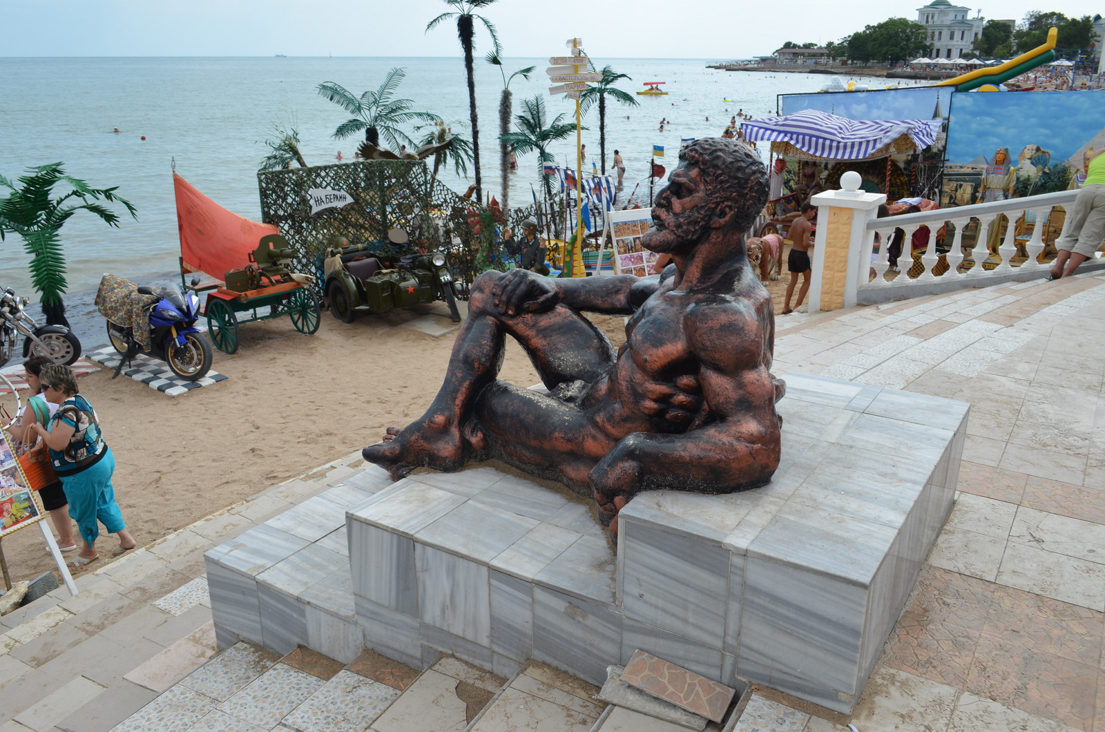 На берегу в Евпатории, полуостров Крым, Россия – фотографии России