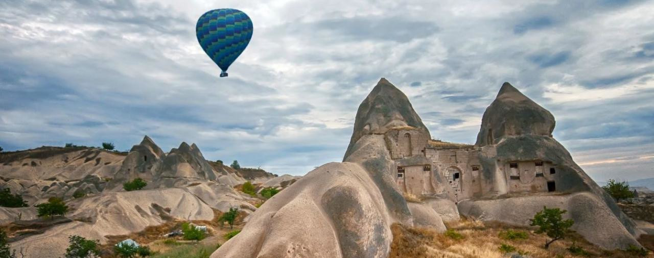 Разноцветные каньоны в Каппадокии усеяны пещерными церквями и домами, высеченными в скале – фотографии Турции
