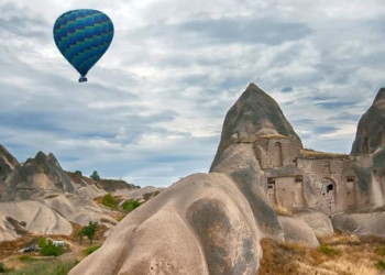 Разноцветные каньоны в Каппадокии усеяны пещерными церквями и домами, высеченными в скале – фотографии Турции