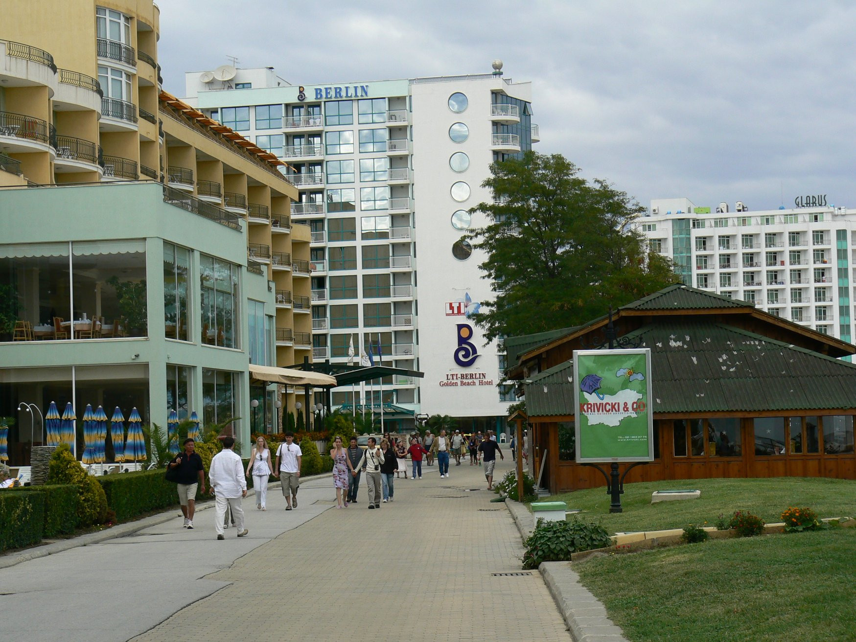 Туристы в Золотых песках, Болгария – фотографии Болгарии