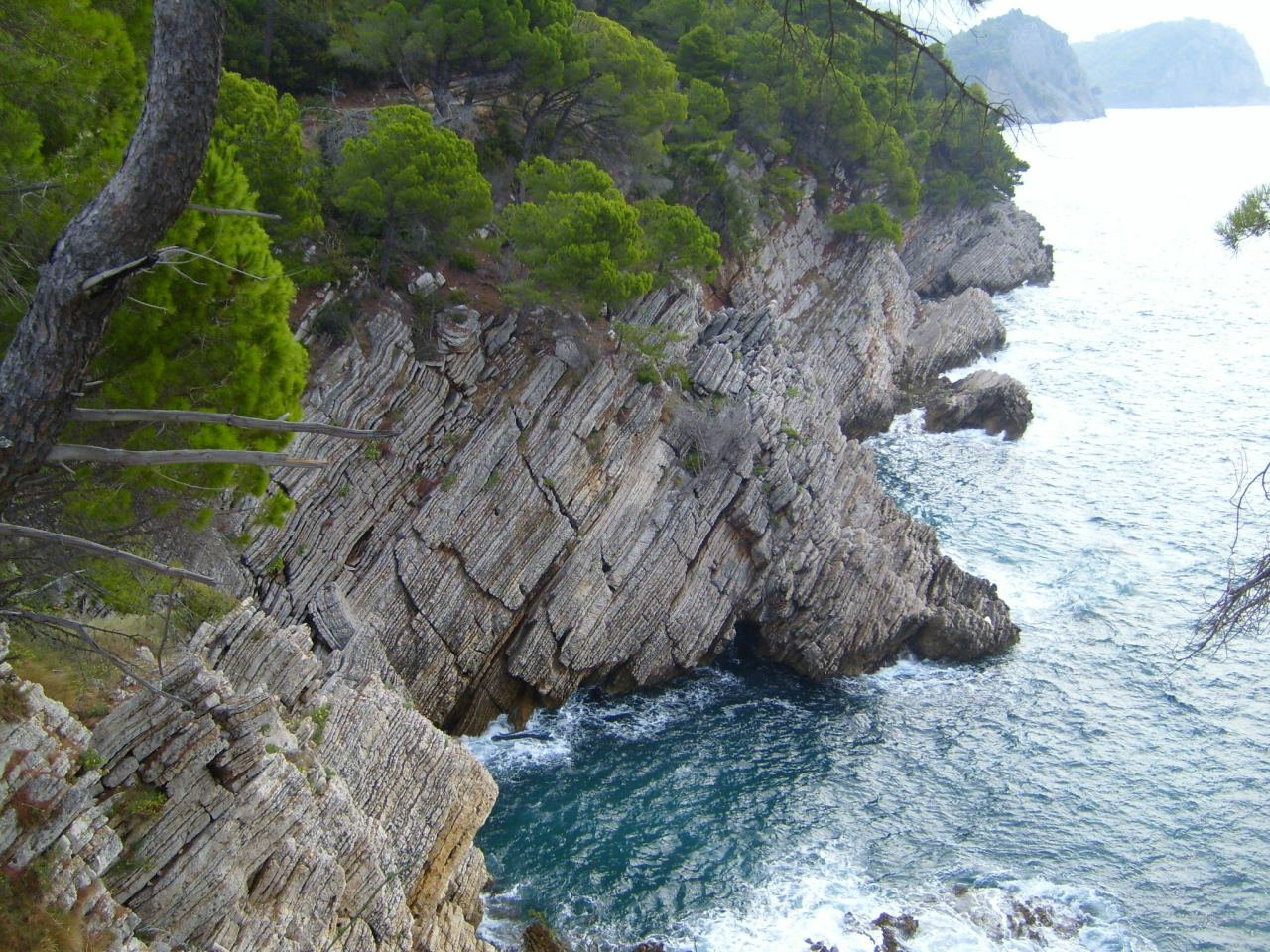 Скала в Петровац, Черногория. Фото 28 – фотографии Черногории