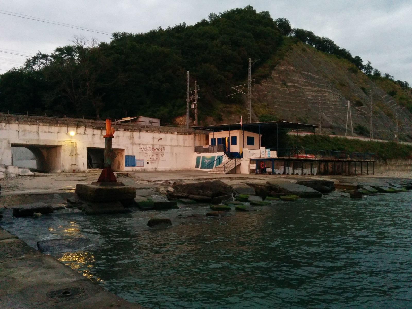 Пляж и спасательная будка справа, п. Южный – фотографии России