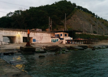 Пляж и спасательная будка справа, п. Южный – фотографии России