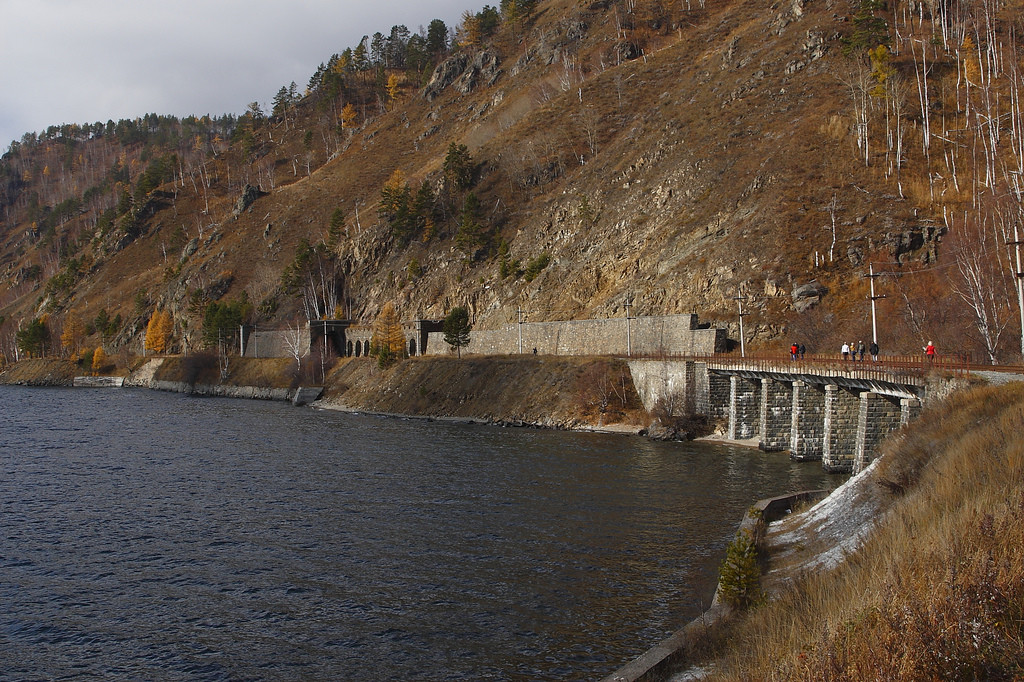 Кругобайкальская железная дорога идёт вдоль побережья Байкала – фотографии России