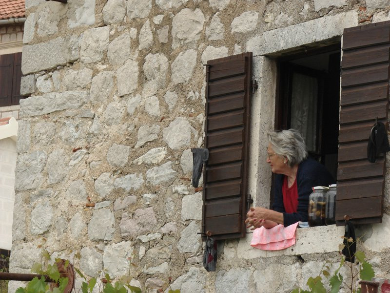 Женщина в Которе, Черногория – фотографии Черногории