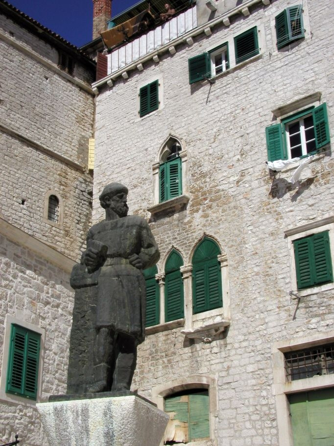 Памятник в Шибеник, Хорватия. Фото 4 – фотографии Хорватии