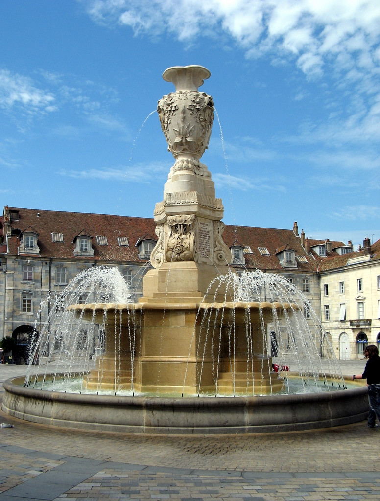 Фонтан в Безансоне, Франция – фотографии Франции