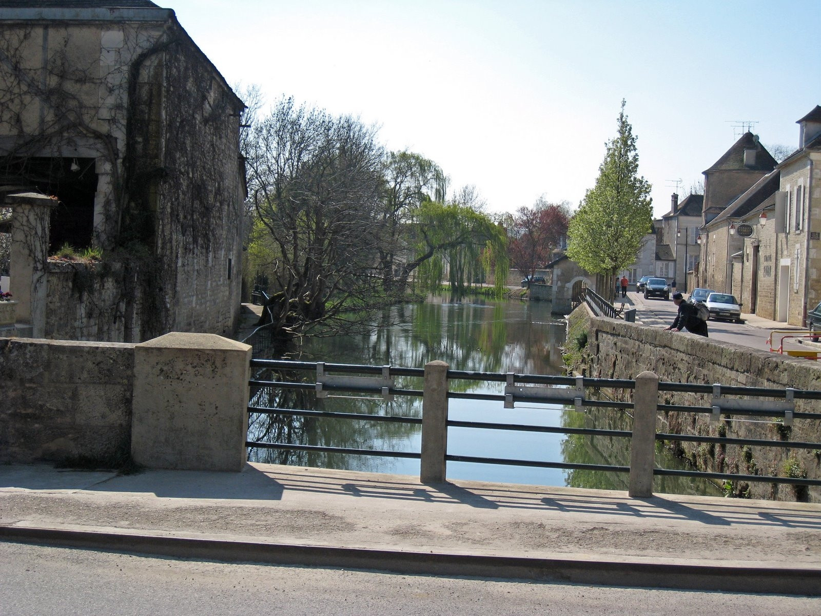 Набережная в Шабли, Франция – фотографии Франции
