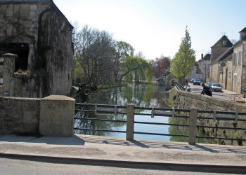 Набережная в Шабли, Франция – фотографии Франции