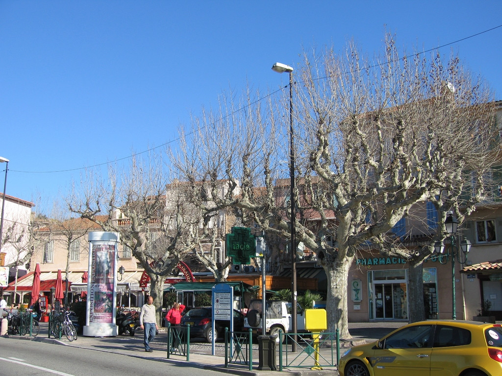 Улица в Сен-Максим, Франция – фотографии Франции