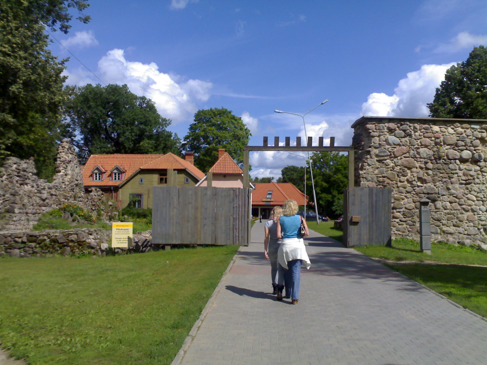 Руины замка Ливонского ордена в городе Валмиера – фотографии Латвии