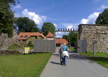 Руины замка Ливонского ордена в городе Валмиера – фотографии Латвии