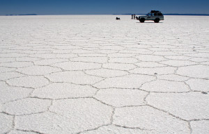 Туристы на джипе в солончаке «Салар де Уюни» (Salar de Uyuni) в Боливии – фотографии Боливии