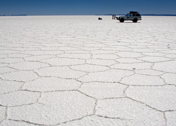 Туристы на джипе в солончаке «Салар де Уюни» (Salar de Uyuni) в Боливии – фотографии Боливии