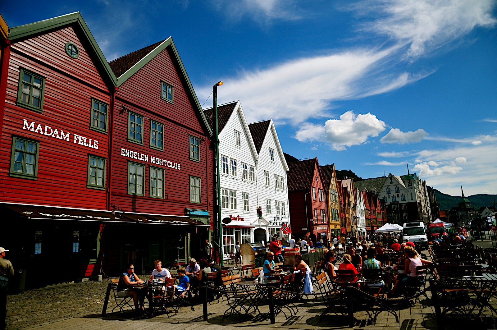 Кафе в старом портовом квартале в Бергене, Норвегия – фотографии Норвегии