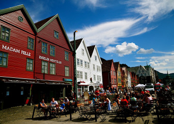 Кафе в старом портовом квартале в Бергене, Норвегия – фотографии Норвегии