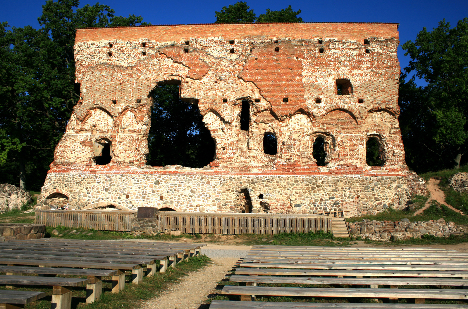 Руины замка Феллин (Viljandi loss) – фотографии Эстонии