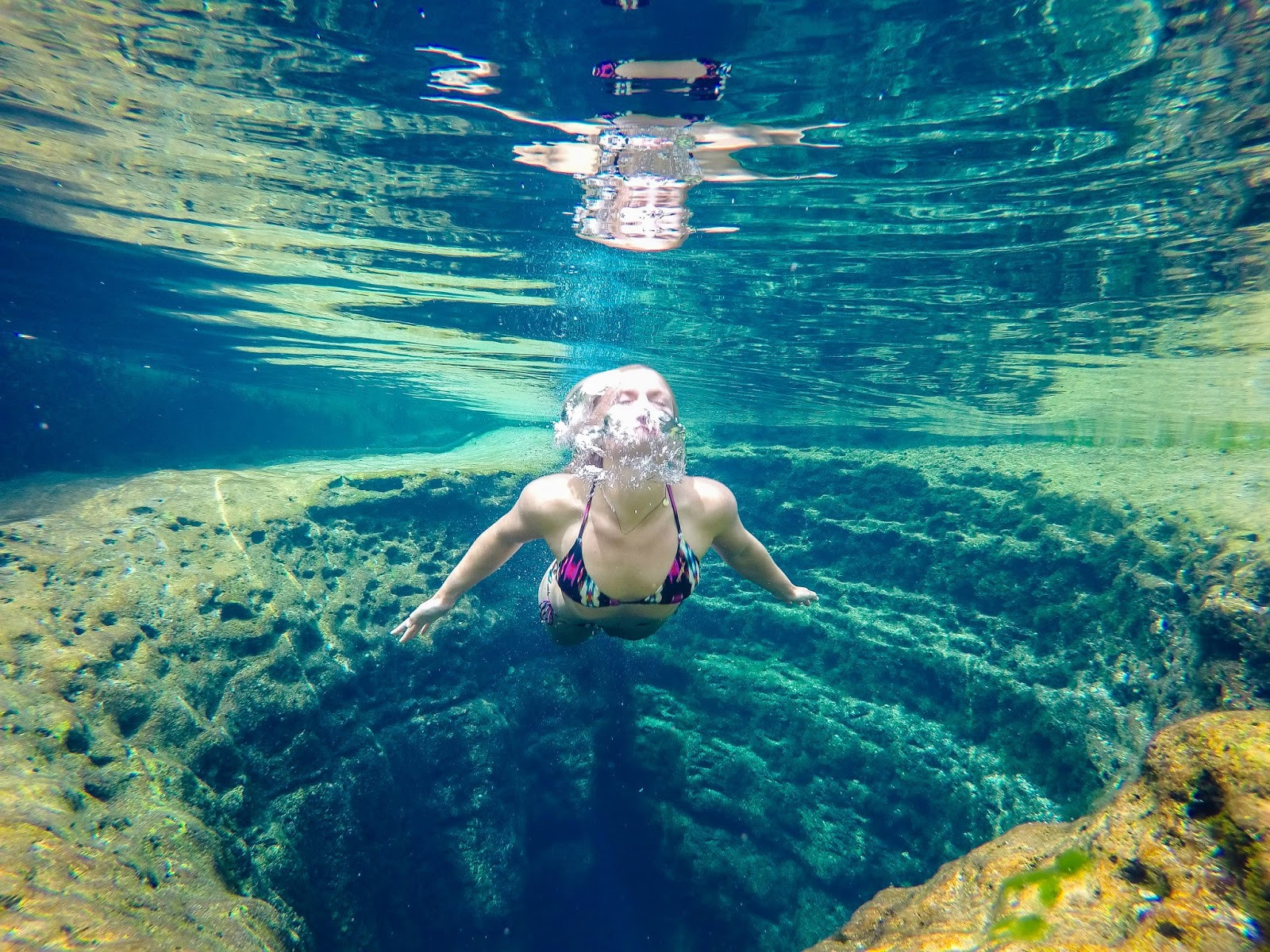 Источники из-под земли пробили в камне пропасть и образовали Колодец Иакова (Jacob's Well) – фотографии США