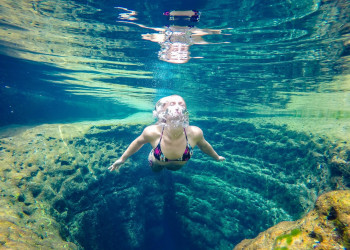 Источники из-под земли пробили в камне пропасть и образовали Колодец Иакова (Jacob's Well) – фотографии США