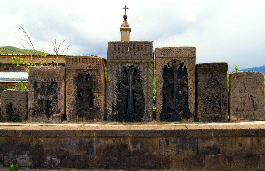 Хачкары у Чёрной Церкви, Ванадзор, Армения – фотографии Армении