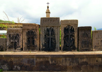 Хачкары у Чёрной Церкви, Ванадзор, Армения – фотографии Армении