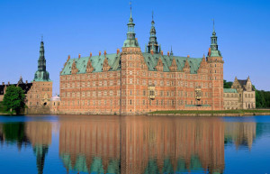 Замок Фредериксборг  в городке Хиллерёд, Дания – фотографии Дании