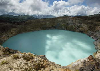 Активность под поверхностью вызывает изменения цветов озёр Келимуту (Kelimutu) в Индонезии – фотографии Индонезии