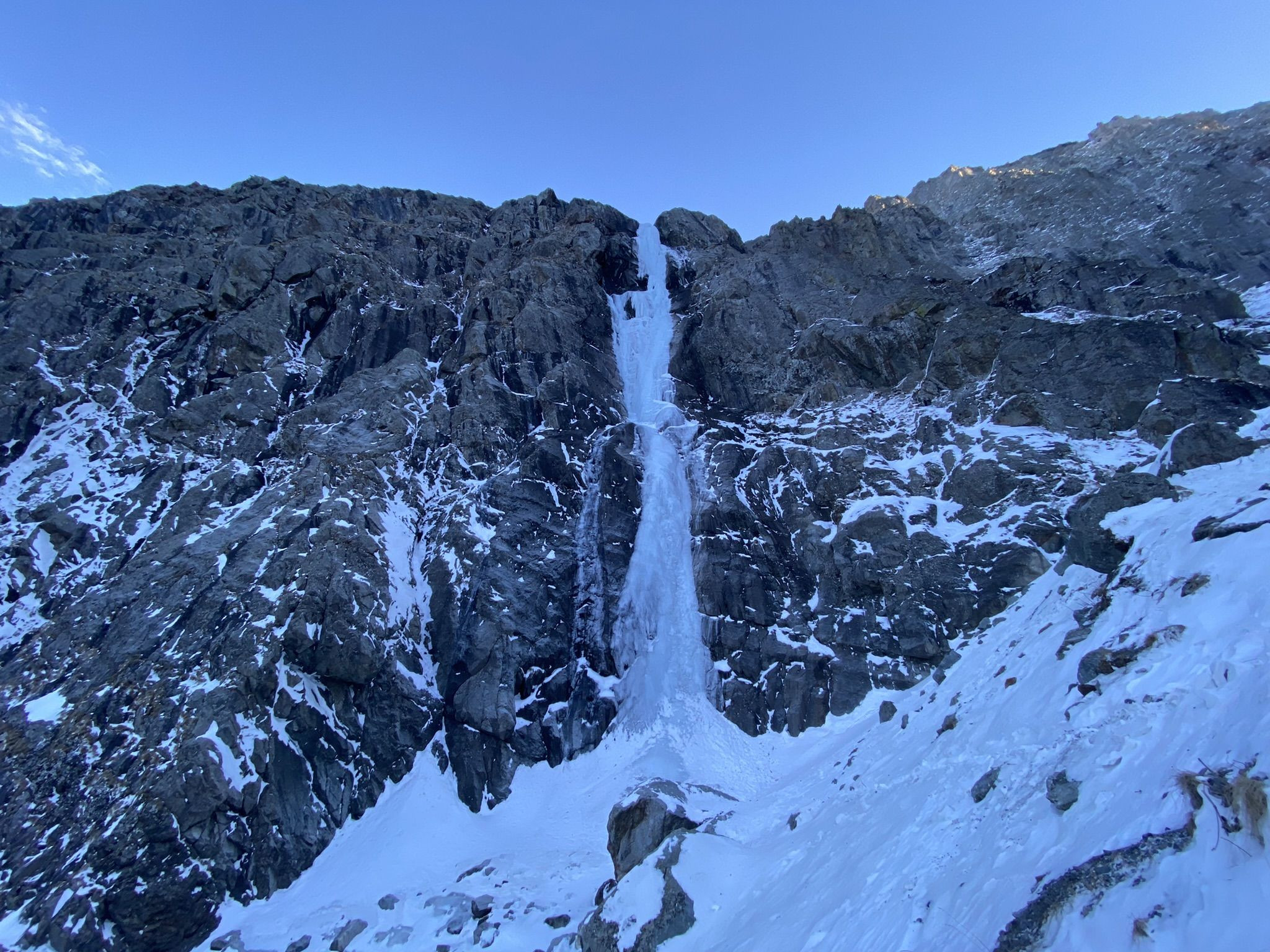 Замёрзший водопад Малый Зейгалан зимой, Северная Осетия – фотографии России