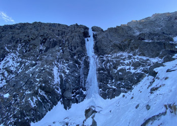 Замёрзший водопад Малый Зейгалан зимой, Северная Осетия – фотографии России