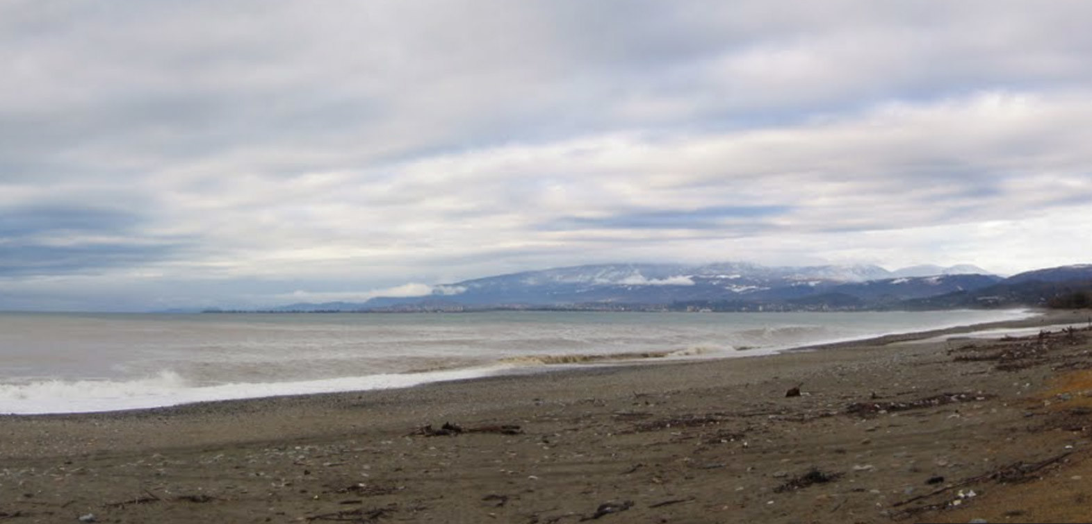 Пасмурная набережная. Гулрыпш – фотографии Абхазии