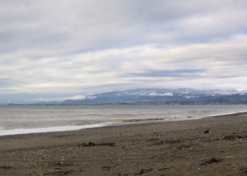 Пасмурная набережная. Гулрыпш – фотографии Абхазии