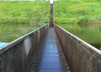 Мост Моисея или Мост под водой (Moses Bridge) в Голландии – фотографии Нидерландов