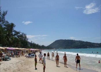 Туристы на пляже в Патонг-Бич, Тайланд – фотографии Таиланда