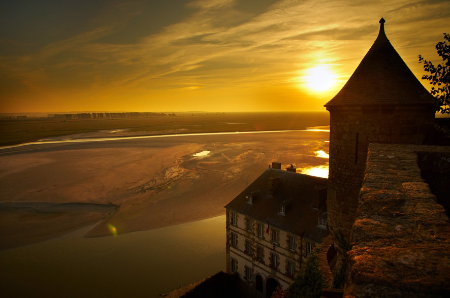 Вечерний остров-крепость Мон-Сен-Мишель – фотографии Франции