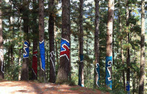 Художник создавал эффект сегментации в Живом лесу Ома в Стране Басков на протяжении рисования  – фотографии Испании