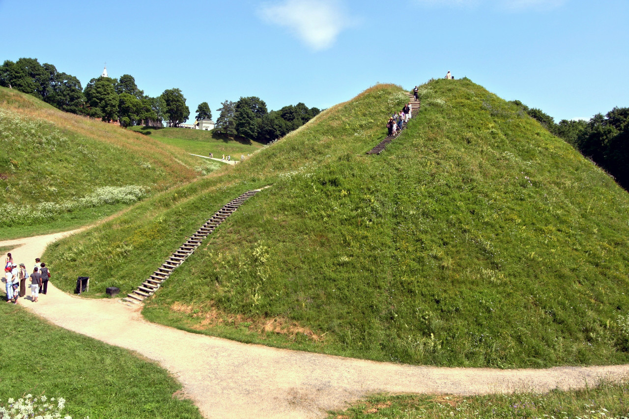 Живописные холмы Кернаве – фотографии Литвы
