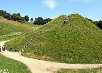 Живописные холмы Кернаве – фотографии Литвы