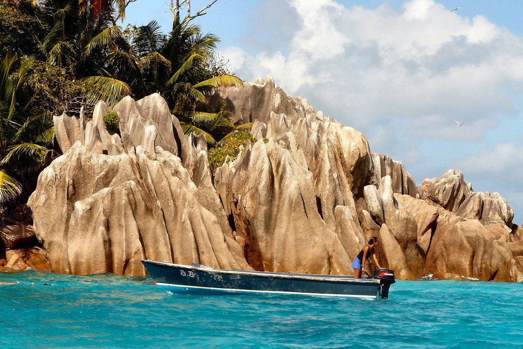 Девушка в лодке на острове Сен-Пьер, Сейшелы – фотографии Сейшельских островов