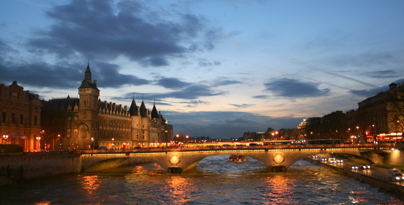 Замок-тюрьма Консьержери, Париж – фотографии Франции