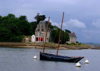 Дома на берегу в Дуарненезе, Франция – фотографии Франции