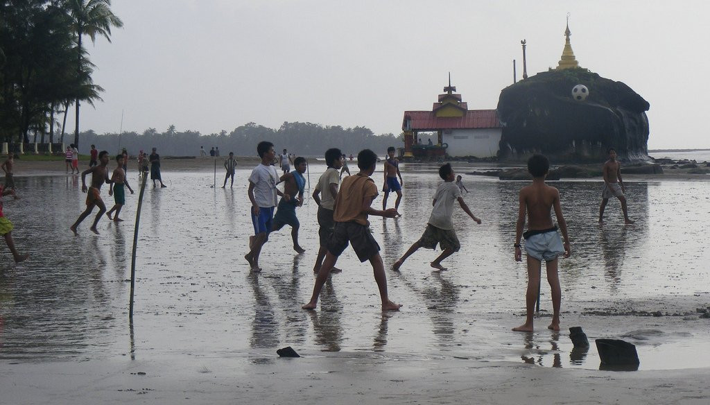 Парни в Чаунта, Мьянма – фотографии Мьянмы
