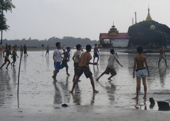 Парни в Чаунта, Мьянма – фотографии Мьянмы