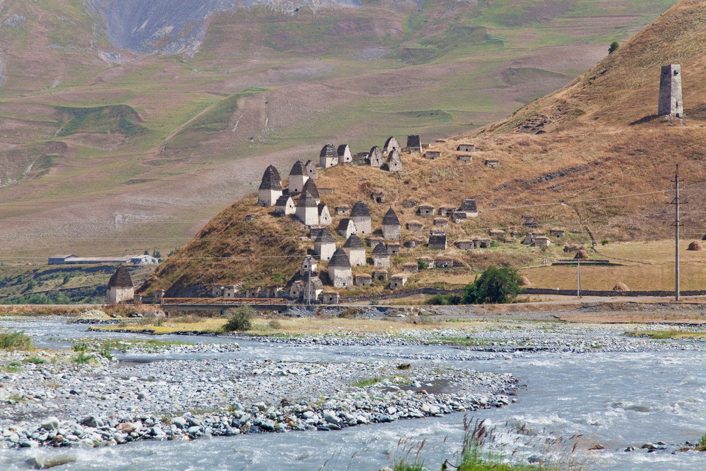 Некрополь у посёлка Даргавс в Северной Осетии – фотографии России