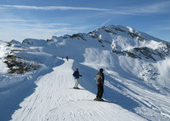 Лыжники в Монтрионе, Франция – фотографии Франции