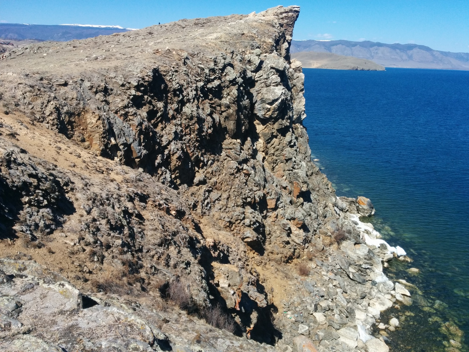 Скала у паромной переправы на Ольхон – фотографии России