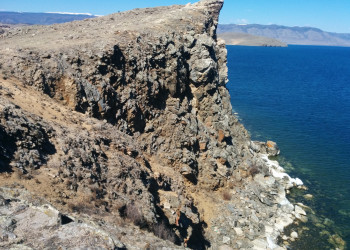 Скала у паромной переправы на Ольхон – фотографии России