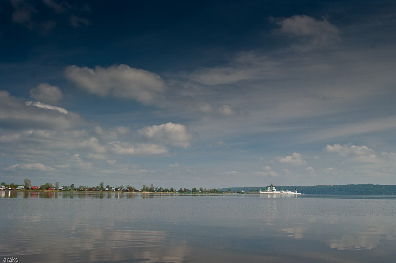 Озеро в Желтоводском Макариевом монастыре, Россия – фотографии России